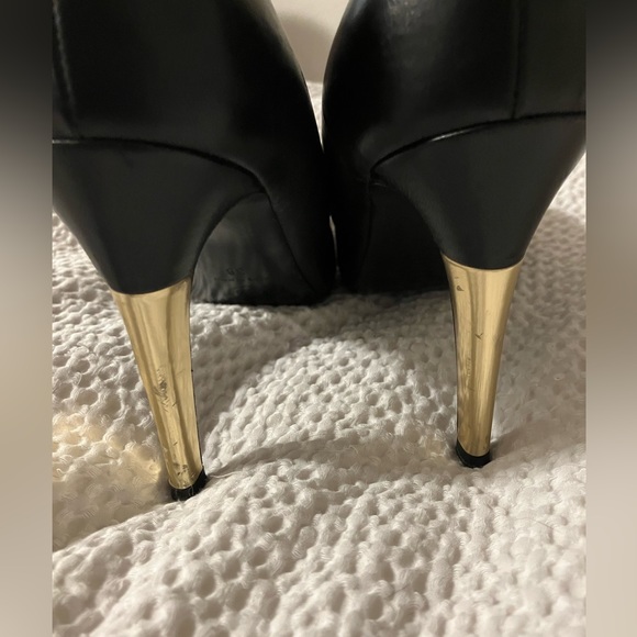 Chanel black pointed pumps with logo tip and gold heel - Picture 2 of 6